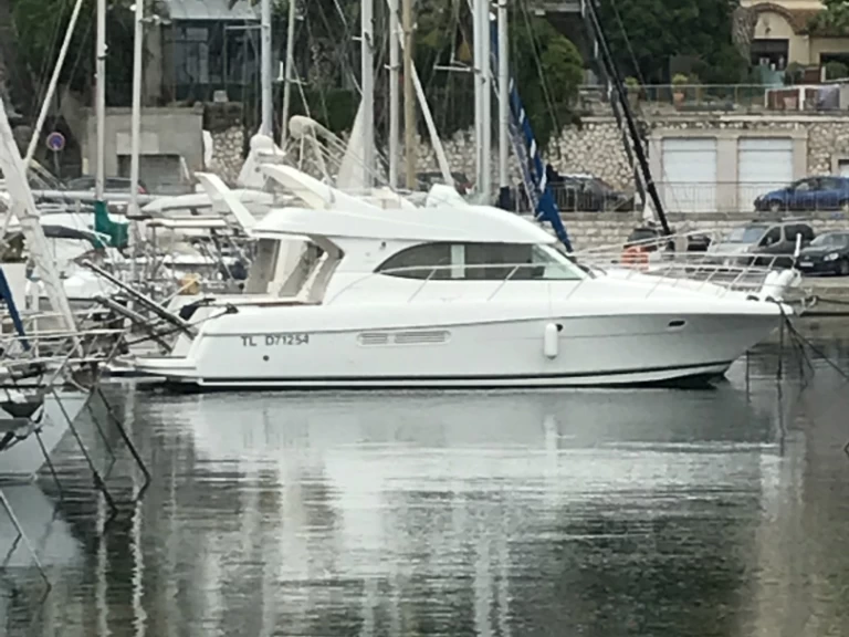 Jeanneau Prestige 36 Fly charter bareboat eller skeppad i Marseille