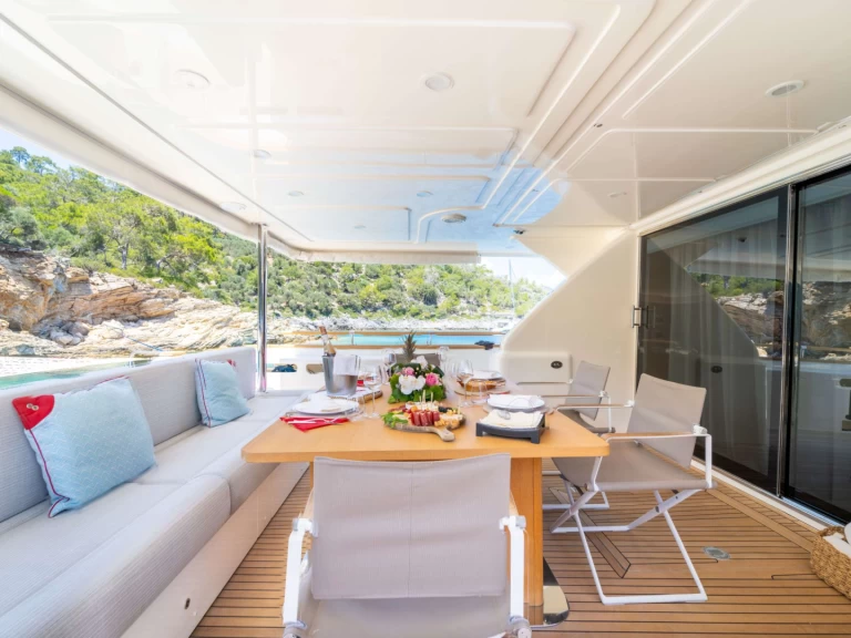 Custom Line MILENA charter bareboat eller skeppad i Tivat