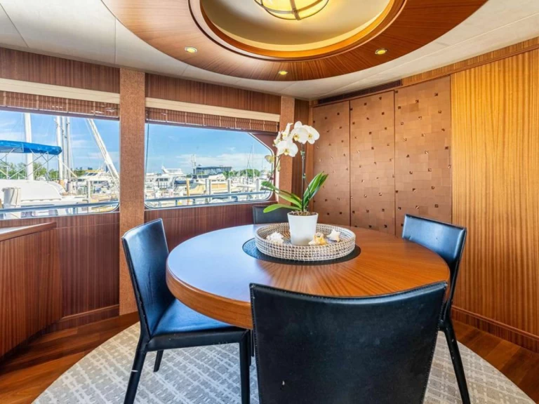 Hyra Lyx yacht med eller utan skeppare CHEOY LEE Stuart 