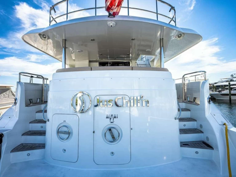 Uthyrning Lyx yacht CHEOY LEE med en båtlicens 