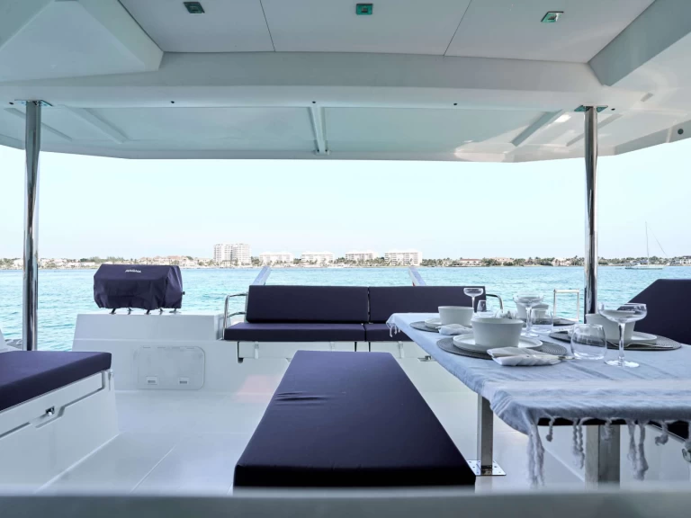 Uthyrning Lyx yacht Fountaine Pajot med en båtlicens 