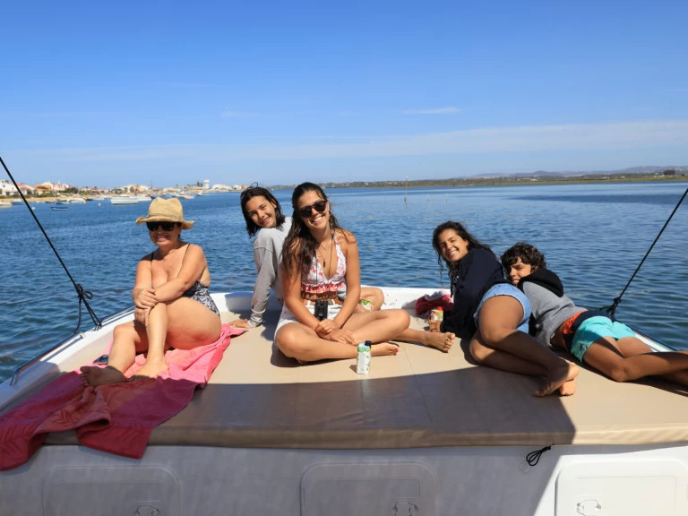 Cheetah Marine WOW 8.9 charter bareboat eller skeppad i Faro