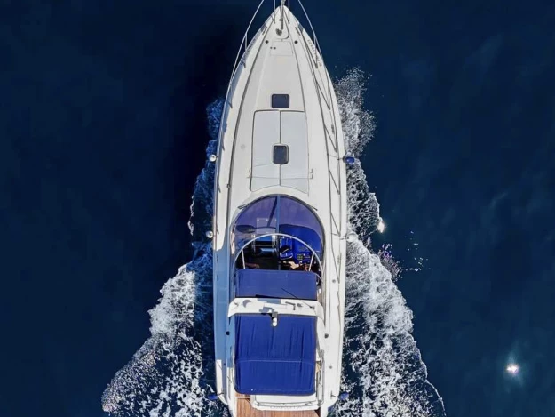 Uthyrning Motorbåt  Sunseeker med en båtlicens 