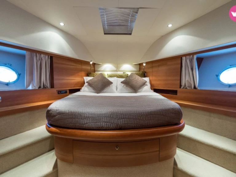 Aicon 64 FLY charter bareboat eller skeppad i Taormina