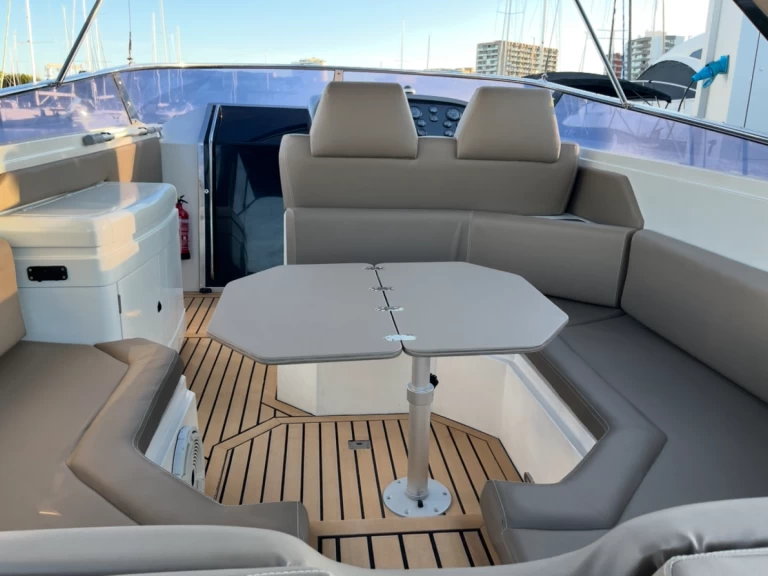 Sunseeker Thunderhawk 43 charter bareboat eller skeppad i Palma de Mallorca