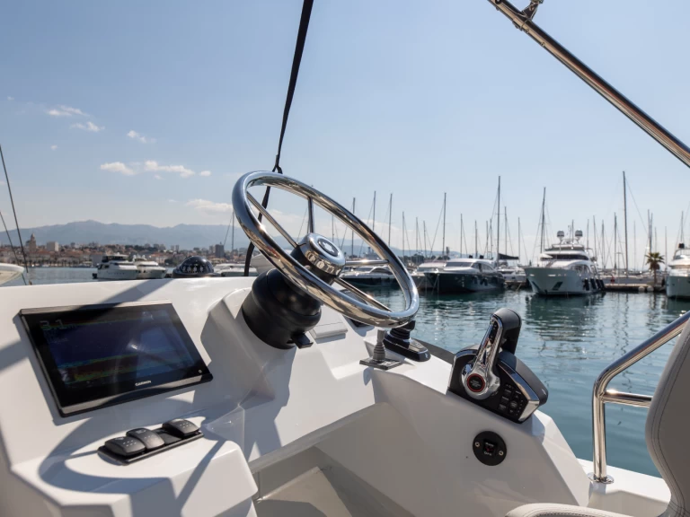 Bénéteau Antares 11 FLY charter bareboat eller skeppad i Split 