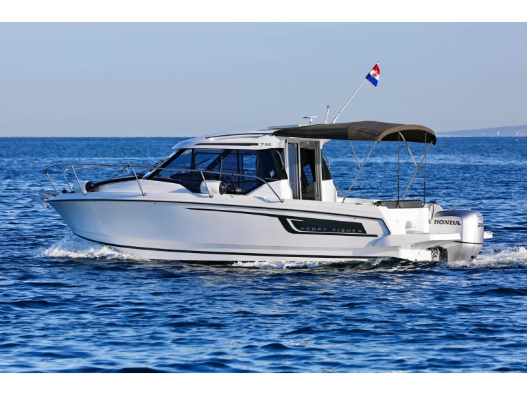 Jeanneau Merry Fisher 795 charter bareboat eller skeppad i Pula 