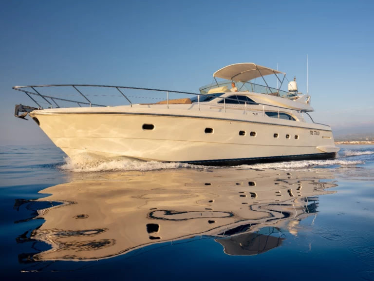 Ferretti Ferretti 57 charter bareboat eller skeppad i Milazzo