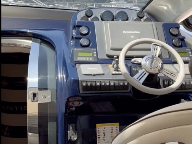 Azimut Atlantis 55 charter bareboat eller skeppad i Palioúri