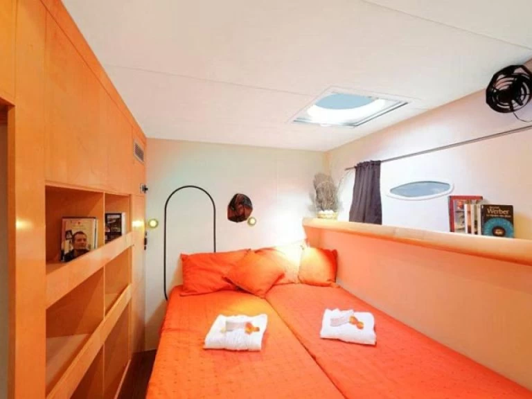 Fountaine Pajot Eleuthera 60 charter bareboat eller skeppad i Hyeres