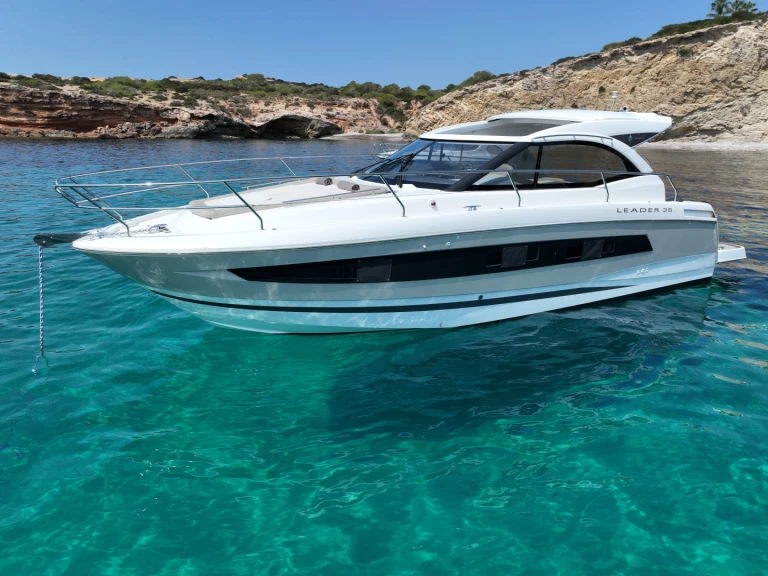 Jeanneau Leader 36 charter bareboat eller skeppad i Ibiza Town