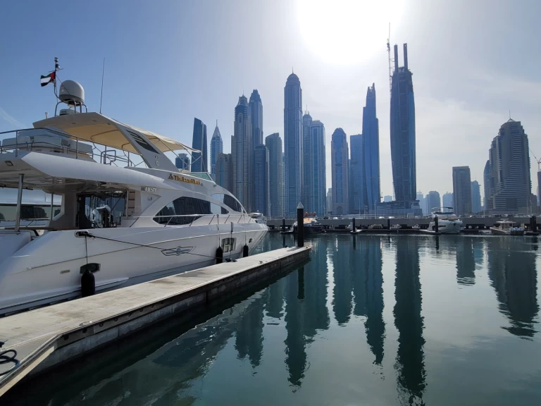 Yacht charter Dubai Marina billig Refit 2023