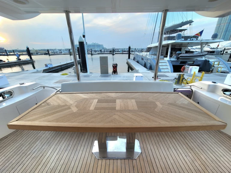Hyra Lyx yacht med eller utan skeppare Gulf Craft - Majesty Yachts Dubai Marina 