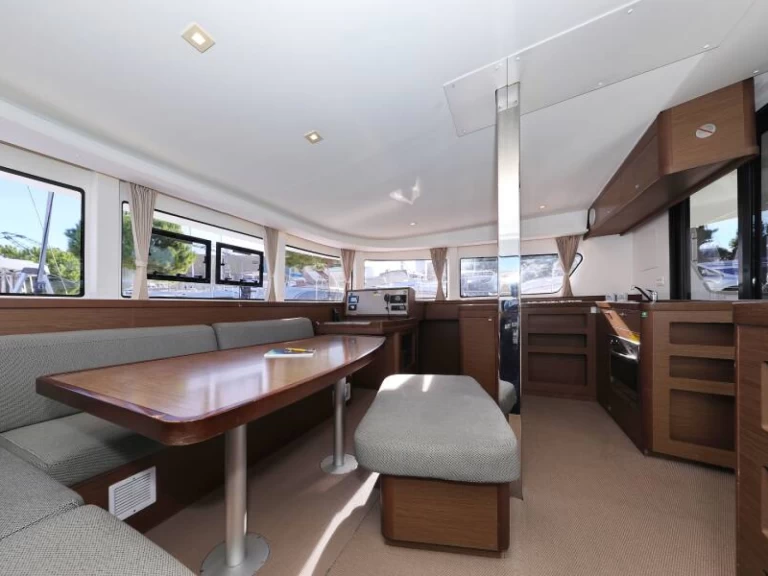 Lagoon Lagoon 42 charter bareboat eller skeppad i Le Marin