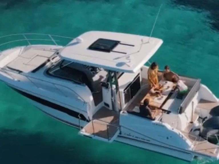 Uthyrning Motorbåt  i Cogolin - Jeanneau CAP CAMARAT 10.5