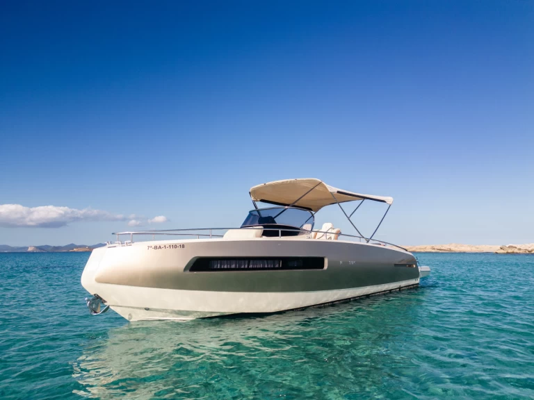 Uthyrning Motorbåt  Invictus  med en båtlicens 