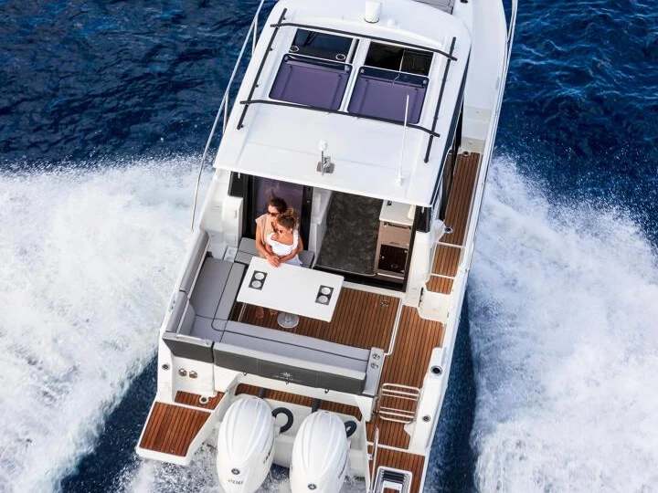 Jeanneau Merry Fisher 895 Cruiser charter bareboat eller skeppad i Hyeres