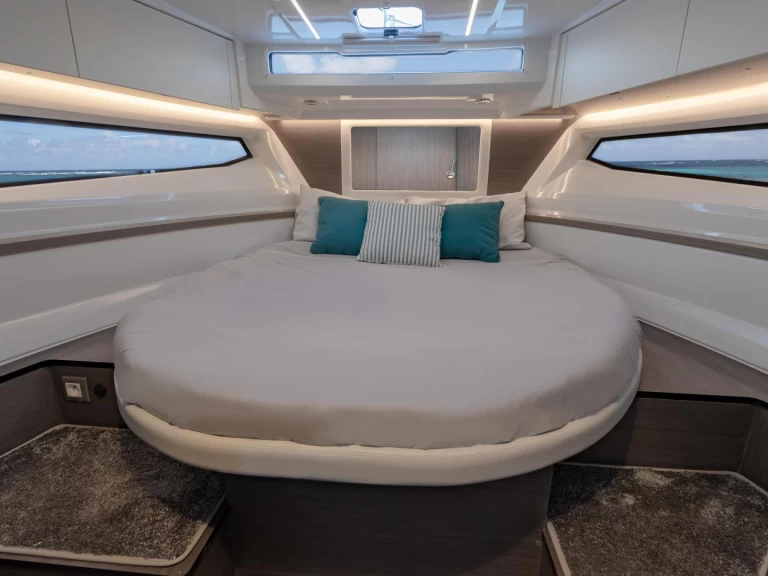 Hyr en Jeanneau Merry Fisher 895 Cruiser Hyeres 