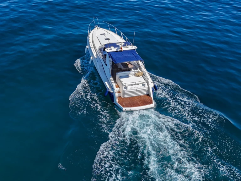Uthyrning Motorbåt  Sunseeker med en båtlicens 