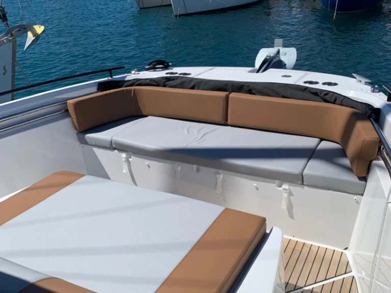 Hyra Motorbåt  med eller utan skeppare Bénéteau Cannes 