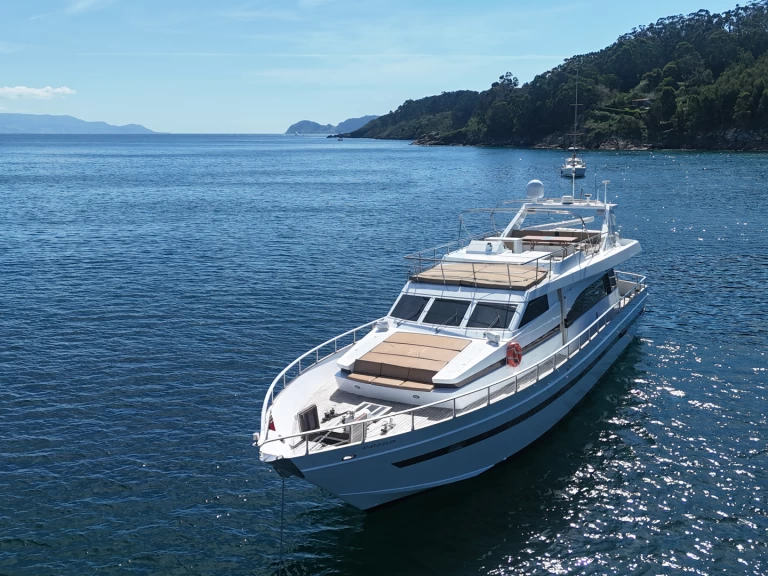 Uthyrning Lyx yacht Cantieri Di Pisa med en båtlicens 