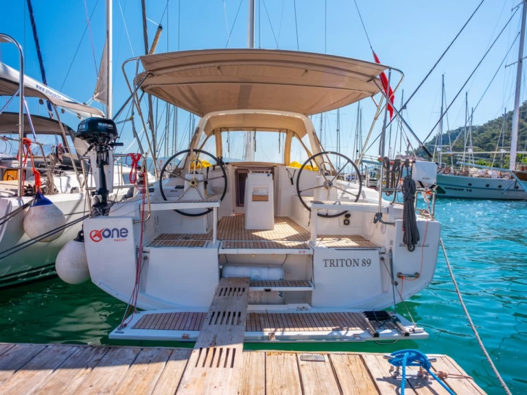 Bénéteau Oceanis 38.1 charter bareboat eller skeppad i Fethiye