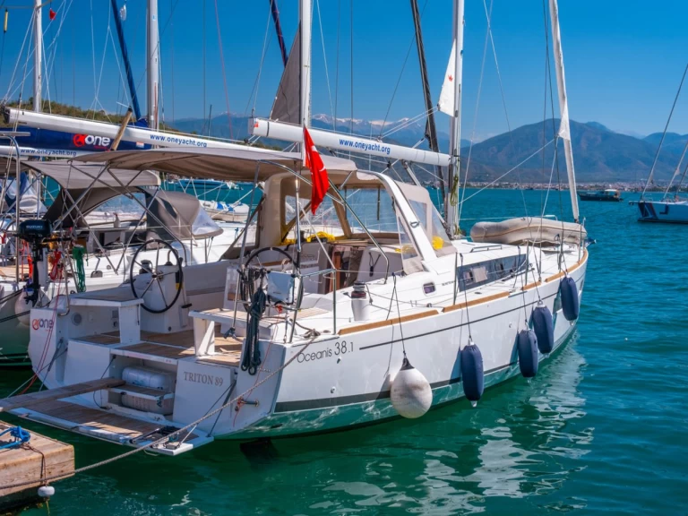 Hyr en Bénéteau Oceanis 38.1 Fethiye 