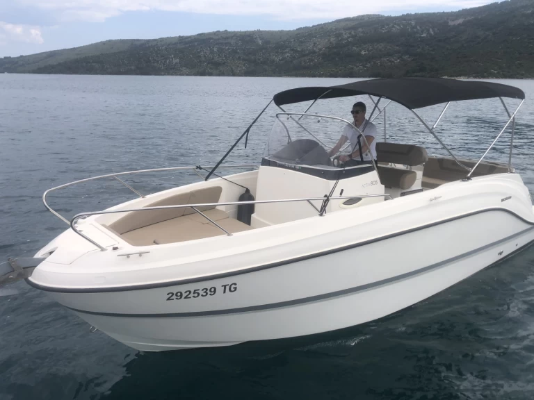 Uthyrning Motorbåt  Quicksilver med en båtlicens 