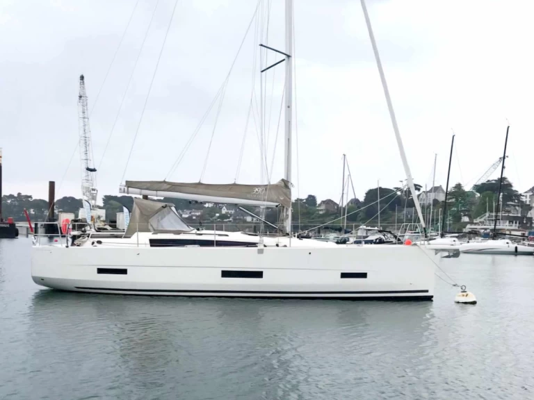 Dufour Dufour 390 Grand Large charter bareboat eller skeppad i La Trinité-sur-Mer