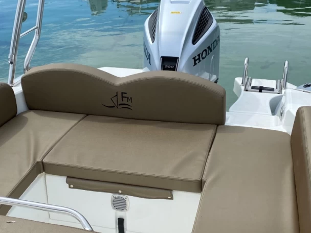 Fanale marine  FANALE 700 FALCHETTU charter bareboat eller skeppad i Porto Pollo