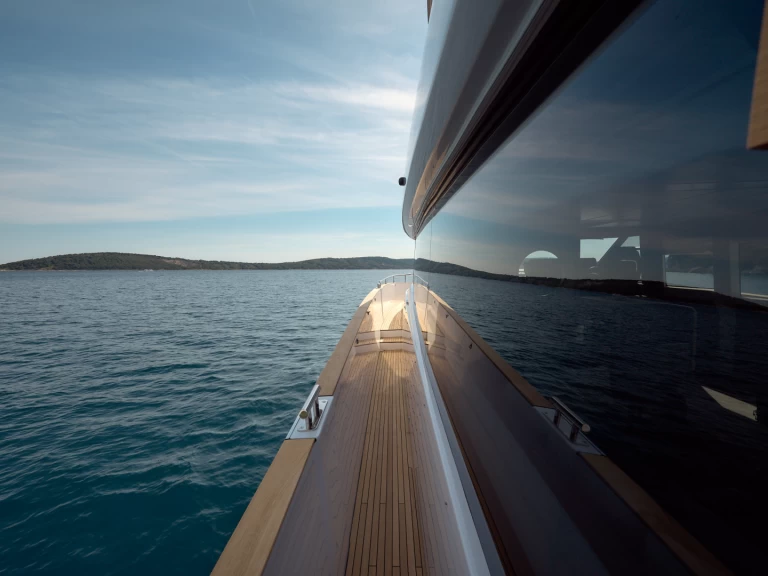 Azimut Azimut Magellano 66 charter bareboat eller skeppad i Podstrana