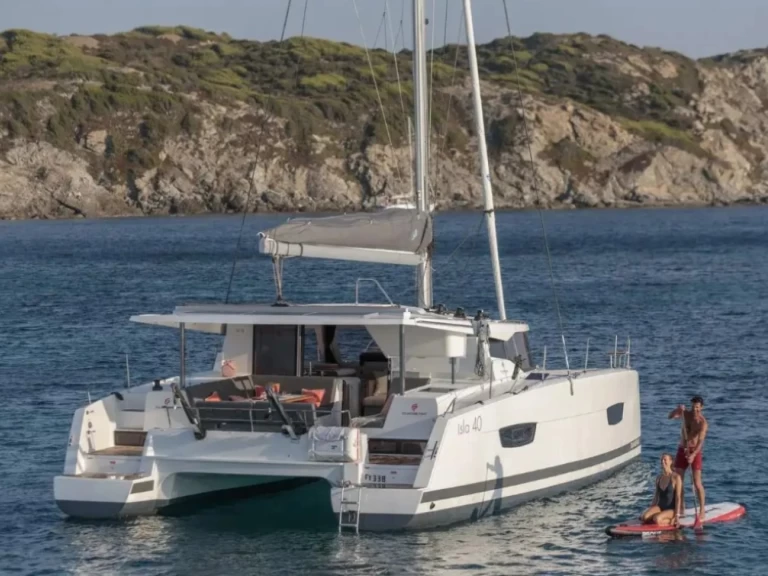 Fountaine Pajot Isla 40 charter bareboat eller skeppad i Key West