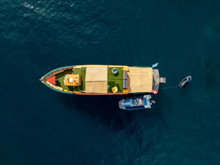 Constructeur indépendant Bateau en Bois charter bareboat eller skeppad i Cannes