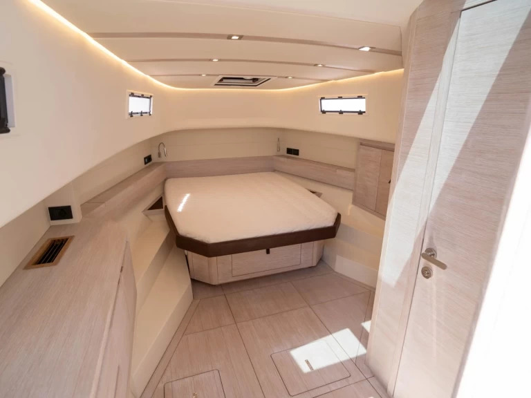 Uthyrning Motorbåt  Pardo 43 med en båtlicens 