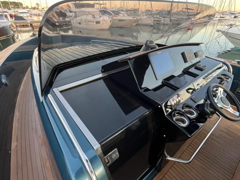 Pardo 43 Blue Bird charter bareboat eller skeppad i Golfe-Juan