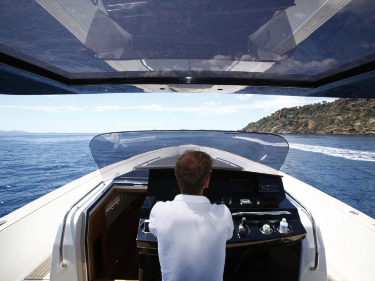 Pardo Yachts Pardo 43 charter bareboat eller skeppad i Port Grimaud