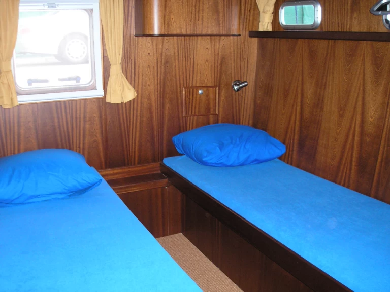 hibo1300 Hibo 1300 Exclusive charter bareboat eller skeppad i Woudsend