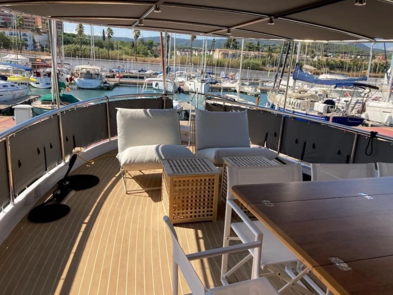 Kok Vinkeveen 1830 charter bareboat eller skeppad i Barcelona
