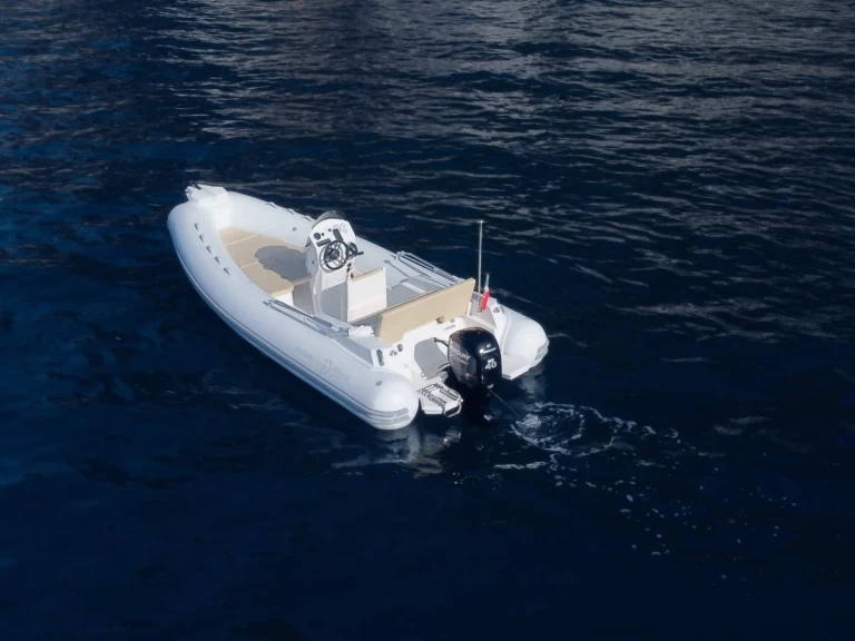 RIB för uthyrning Porto di Salerno till det bästa priset 