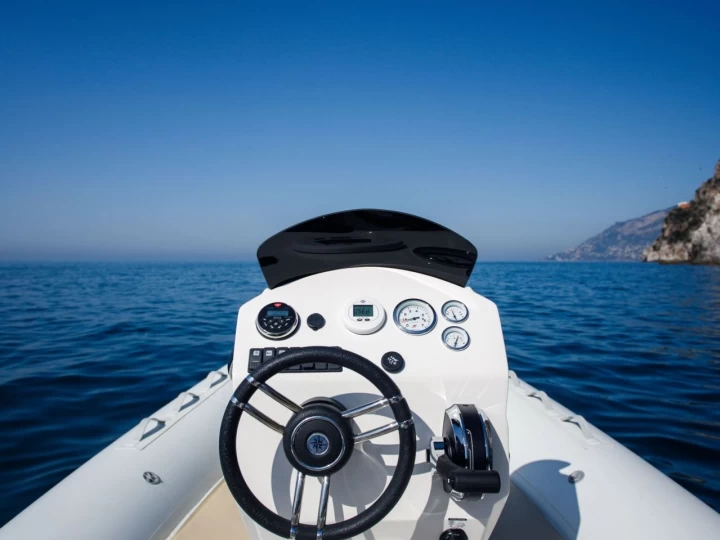 Callegari 550 charter bareboat eller skeppad i Porto di Salerno