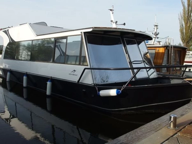 Traweller YB35 charter bareboat eller skeppad i Mělník