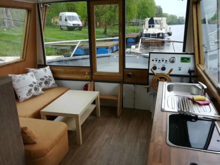 Traweller YB35 charter bareboat eller skeppad i České Vrbné