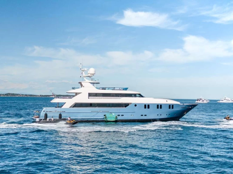 Uthyrning Lyx yacht Concept-Marine med en båtlicens 