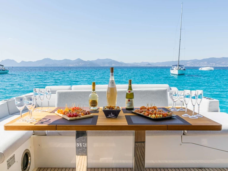 Lyx yacht för uthyrning Golfe-Juan till det bästa priset 