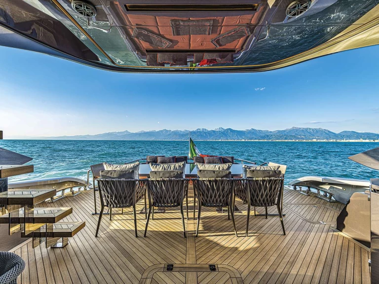 Uthyrning Lyx yacht Ab Yachts med en båtlicens 