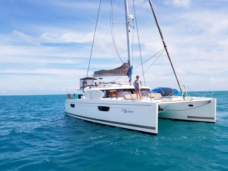 Uthyrning Katamaran  Fountaine Pajot med en båtlicens 