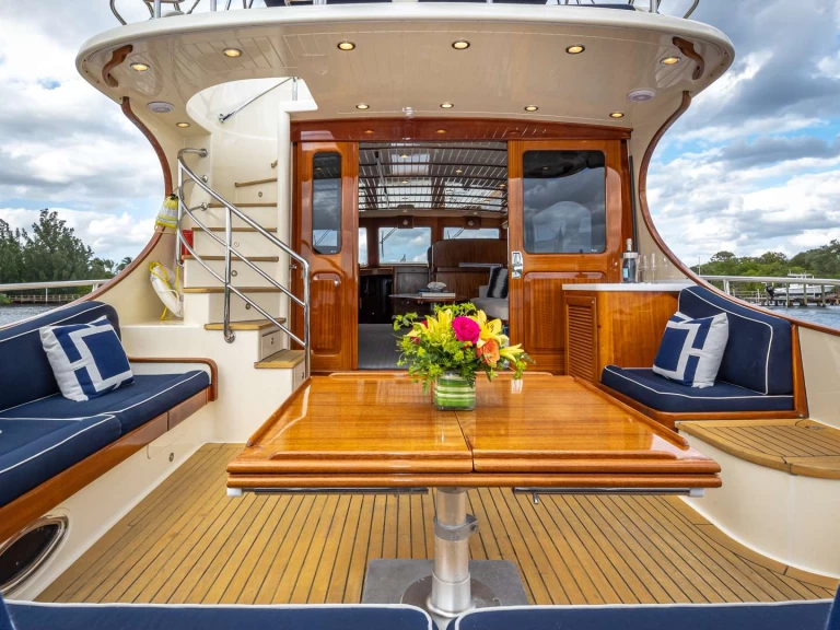 Uthyrning Lyx yacht Vicem med en båtlicens 