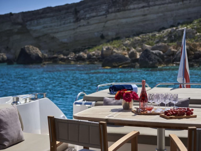 Yacht charter Valletta billig Vellamo
