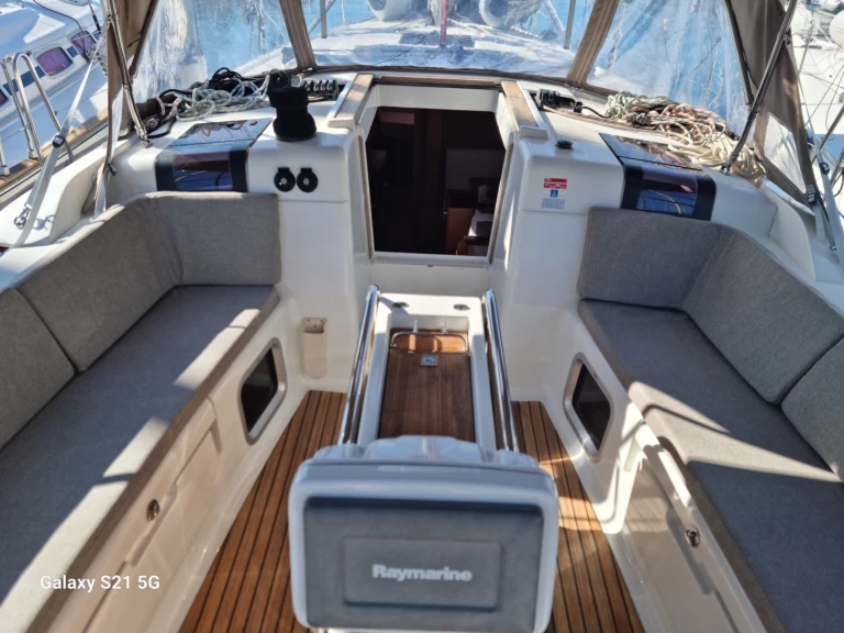 Uthyrning Segelbåt  Jeanneau med en båtlicens 