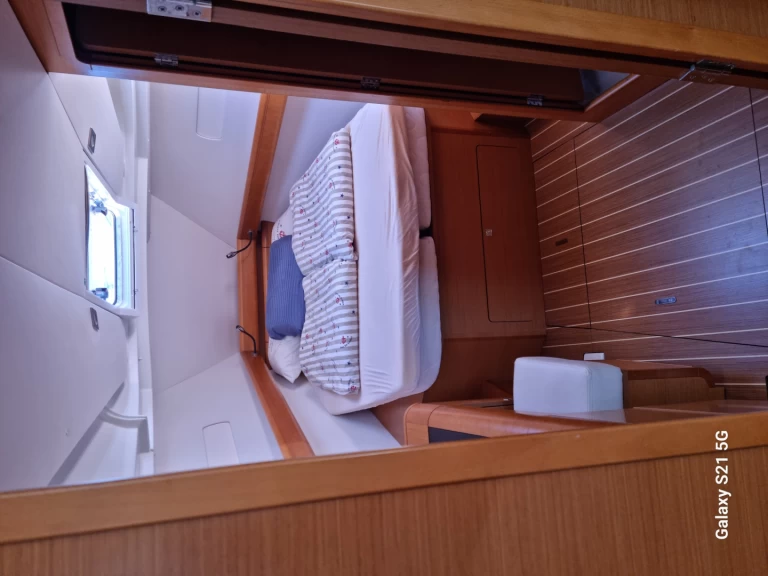 Jeanneau Sun Odyssey 439 charter bareboat eller skeppad i Milna